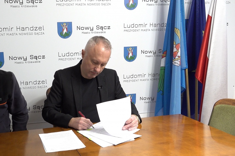 Prezydent Handzel podpisuje umowę