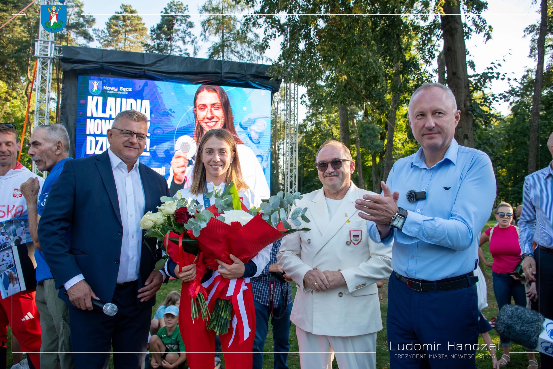Klaudia Zwolińska z prezydentem Ludomirem Handzlem podczas uroczystego powitania medalistki w Parku Strzeleckim